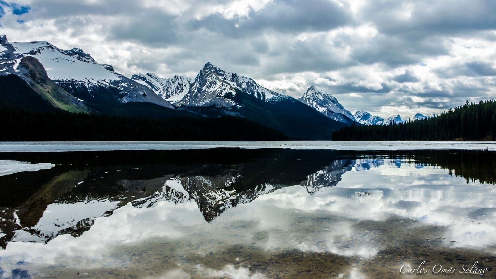 Maligne Lake entre nubes