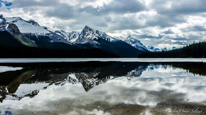 Maligne Lake entre nubes