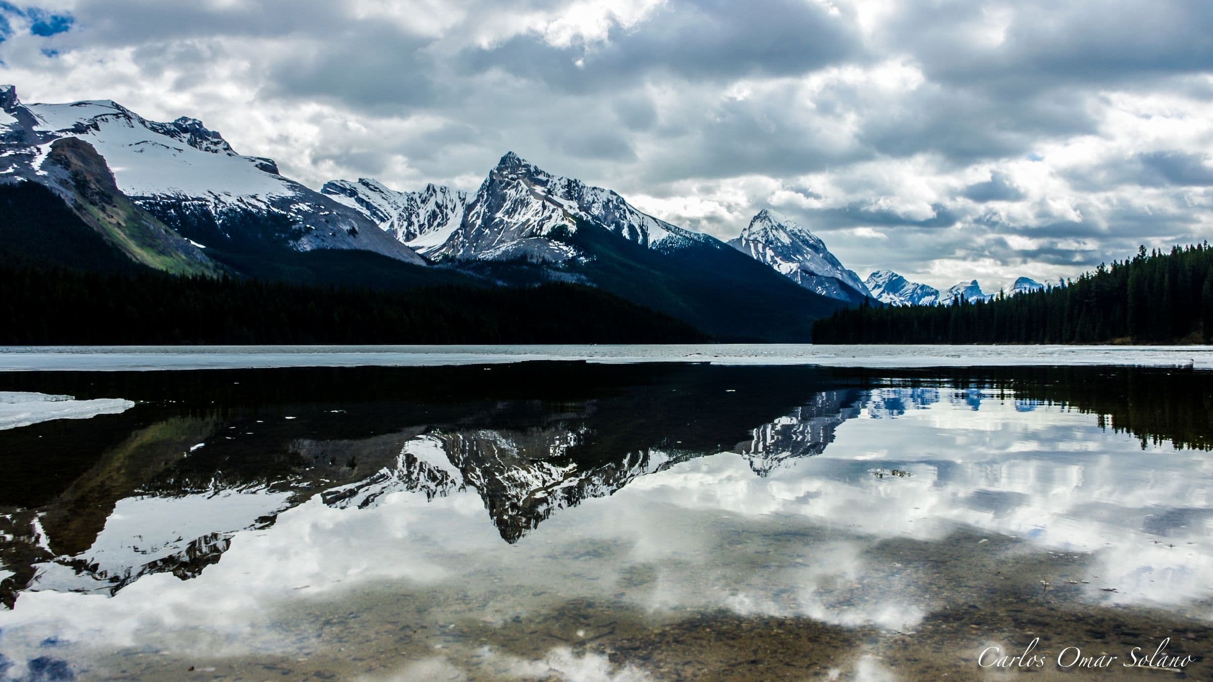 Maligne Lake entre nubes